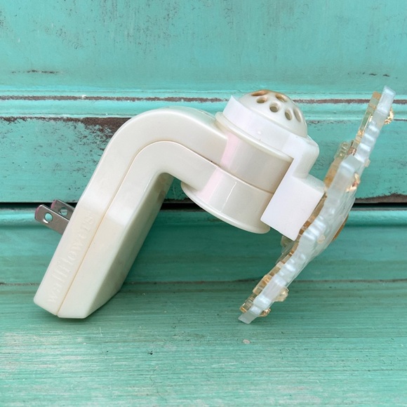 Bath and Body Works Gold and Cream Winter Snowflake Wallflower Plug In - Picture 3 of 8